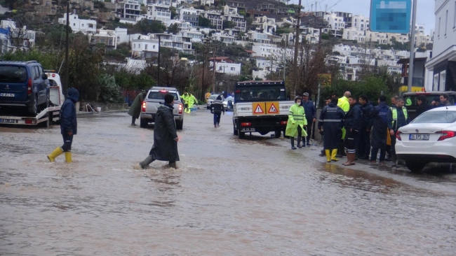Bodrum'u sağanak vurdu