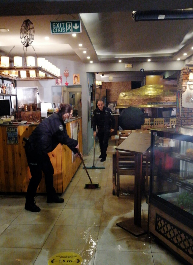 Bodrum'da sağanak ve dolu etkili oldu: Ev ve iş yerlerini su bastı