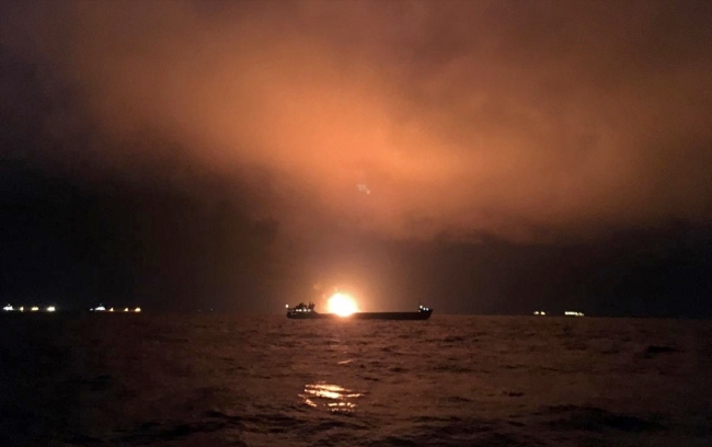 Kırım açıklarında iki gemide yangın çıktı
