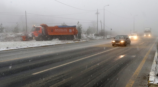 Bolu Dağı'nda yoğun kar yağışı etkili oluyor
