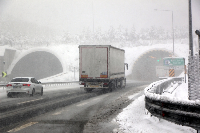 Bolu Dağı'nda kar ve tipi etkili oluyor