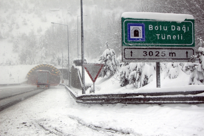 Bolu Dağı'nda kar ve tipi etkili oluyor