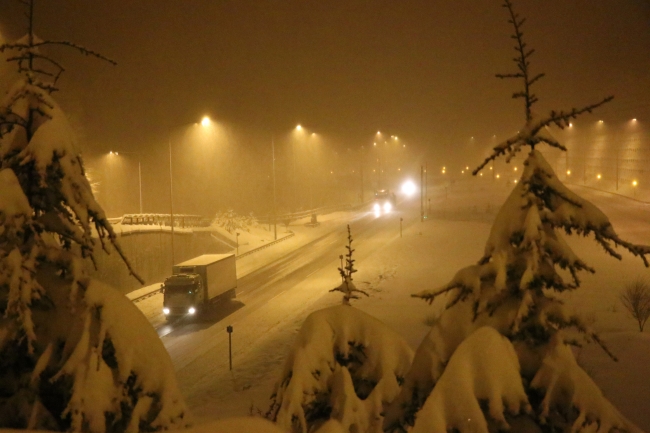 Ankara-Bolu kara yolunda ulaşıma kar ve tipi engeli