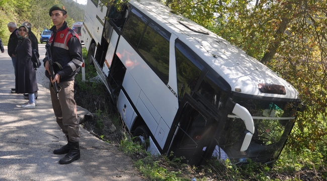 Bolu'da otobüs dere yatağına düştü