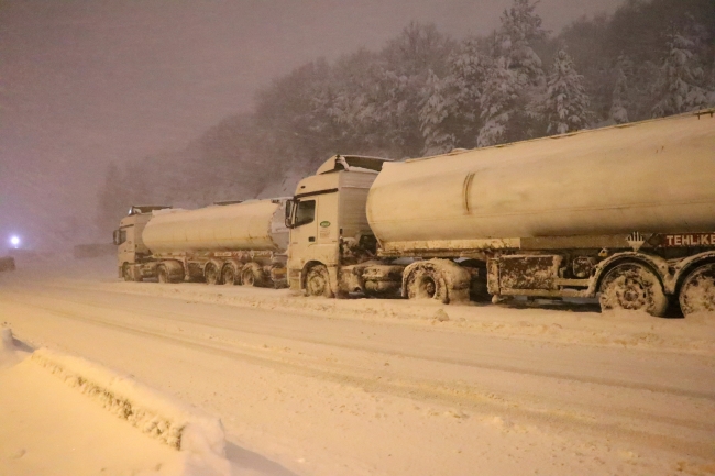 Ankara-Bolu kara yolunda ulaşıma kar ve tipi engeli