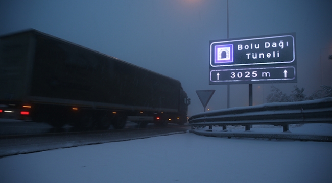 Yoğun kar Bolu Dağı'nda ulaşımı aksattı