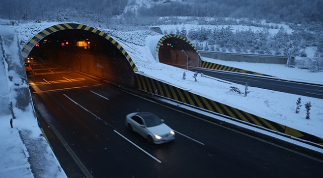 Yoğun kar Bolu Dağı'nda ulaşımı aksattı