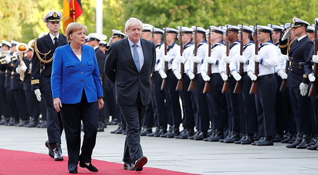 Johnson, Merkel'in Berlin'deki resmi karşılamasında ellerini arkasında bağlayarak gezdi. Fotoğraf: Reuters