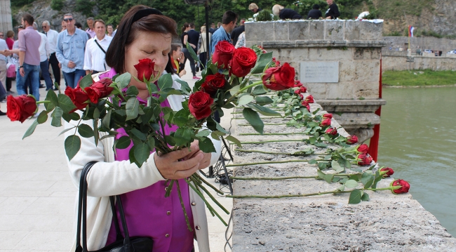 Bosna Savaşı'nın kurbanları 3 bin gülle anıldı