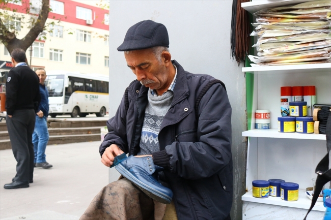 Tek bacağı ile ailesini geçindiriyor