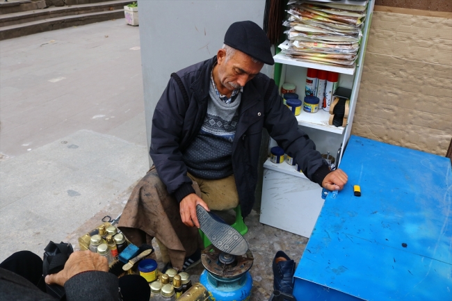 Tek bacağı ile ailesini geçindiriyor