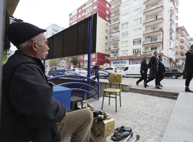 Tek bacağı ile ailesini geçindiriyor