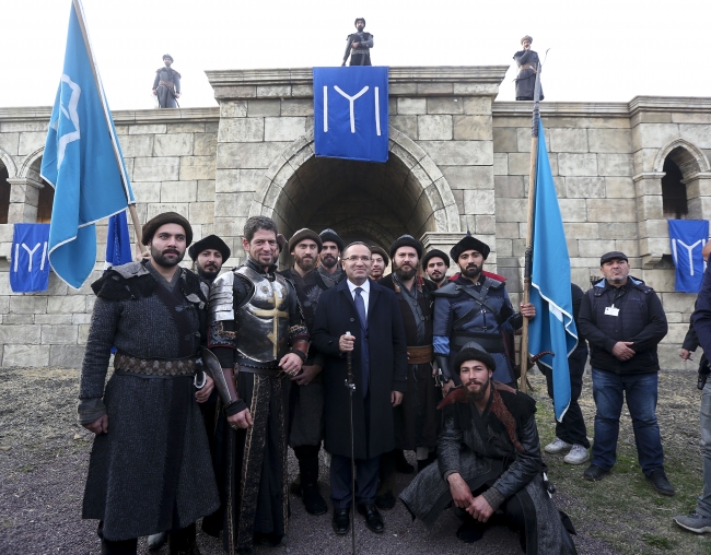 Başbakan Yardımcısı Bozdağ'dan "Diriliş Ertuğrul"un setine ziyaret