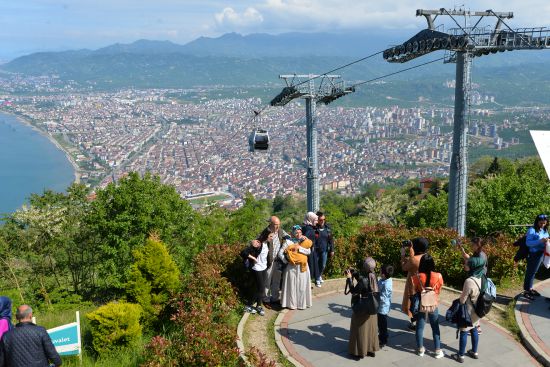 Turistlerin gözde mekanı "Boztepe"ye büyük ilgi