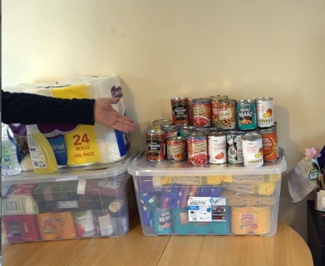 İngiltere'de halk eve gıda ve ilaç stoklamaya başladı