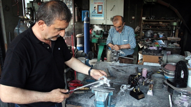 Zonguldak'ta babadan kalma atölyede 72 yıldır madenci heykelleri yapılıyor
