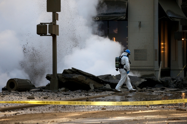 Patlayan buhar borusu New York’ta paniğe yol açtı