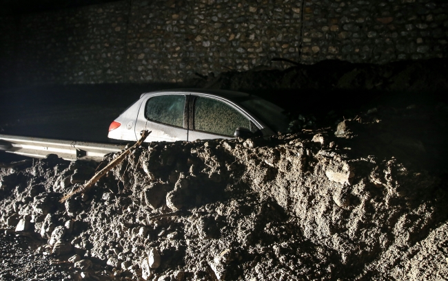 Bursa'da yağış nedeniyle kapanan yollardaki çalışmalar sürüyor