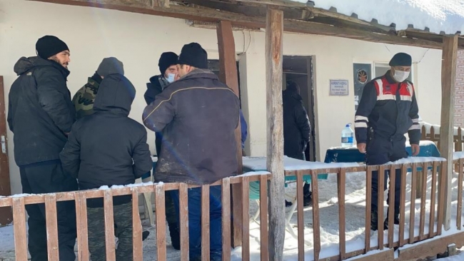 Kamp yapan 8 kişi, kar nedeniyle 3 gün mağarada mahsur kaldı