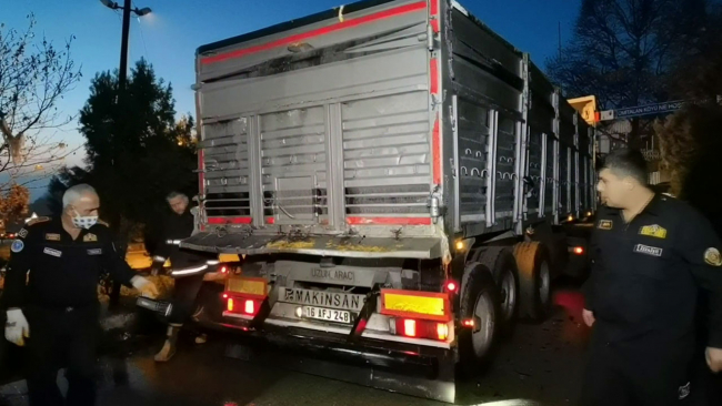 Bursa'da otomobil kamyona çarptı: 1'i ağır 7 yaralı