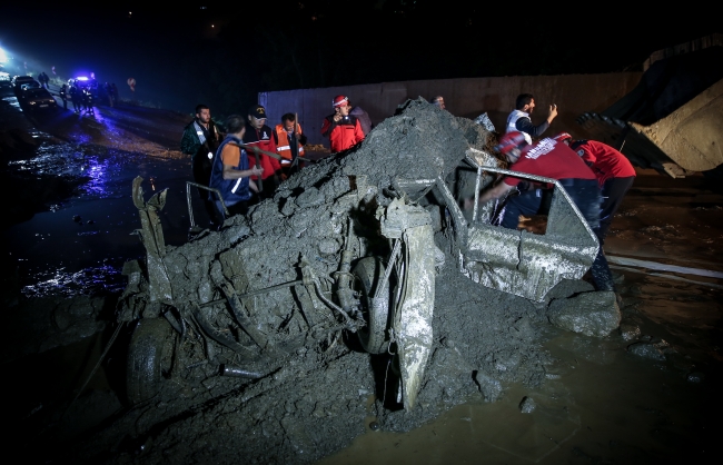 Bursa'da yağış nedeniyle kapanan yollardaki çalışmalar sürüyor