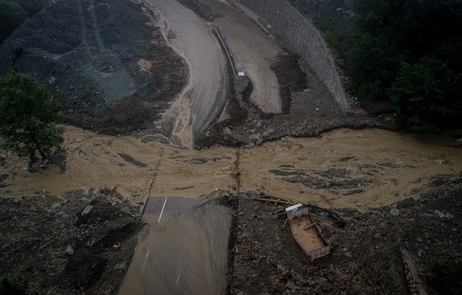 Bursa'da yağış nedeniyle kapanan yollardaki çalışmalar sürüyor