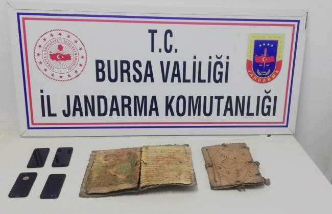 Bursa'da 1000 yıllık olduğu değerlendirilen iki İncil ele geçirildi