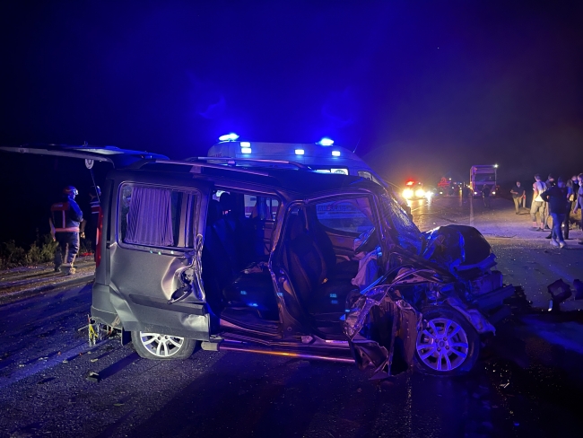Bursa'da iki otomobil kafa kafaya çarpıştı: 1 ölü, 4 yaralı