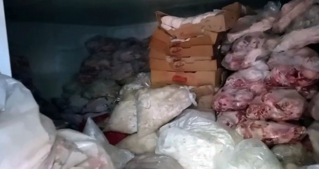 Sağlıksız koşullarda et depolayan işletmeye baskın