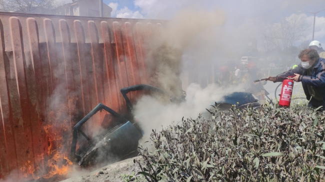Devrilen tırın altında kalan otomobil alev aldı, sürücü hayatını kaybetti