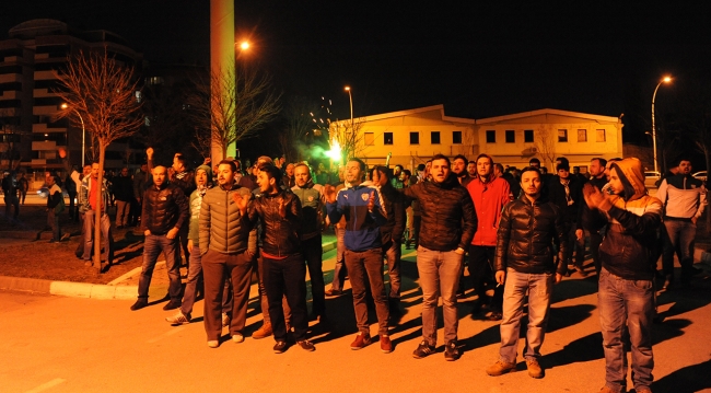 Bursaspor taraftarları futbolculara saldırdı