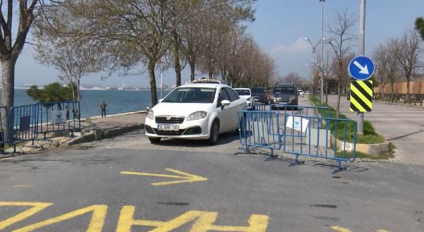 Yasaklara uymadılar, barikatları kaldırıp sahilde yürüyüş yaptılar