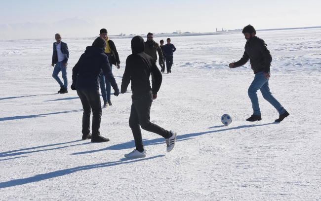 Buz tutan Arin Gölü'nde futbol keyfi