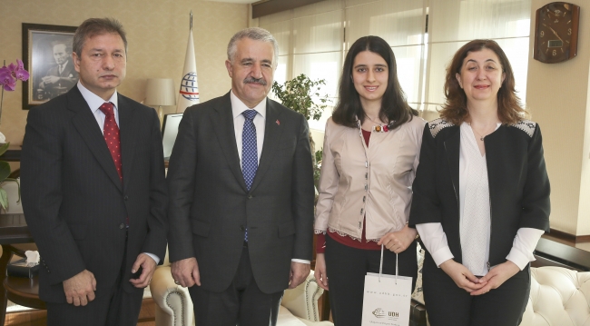 Bakan Arslan, Aziz Sancar bursunun ilk sahibini kabul etti