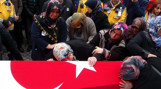 Paramedik Büşra, gözyaşlarıyla son yolculuğuna uğurlandı