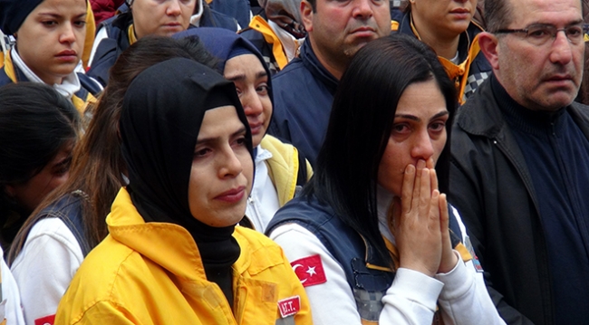 Paramedik Büşra, gözyaşlarıyla son yolculuğuna uğurlandı