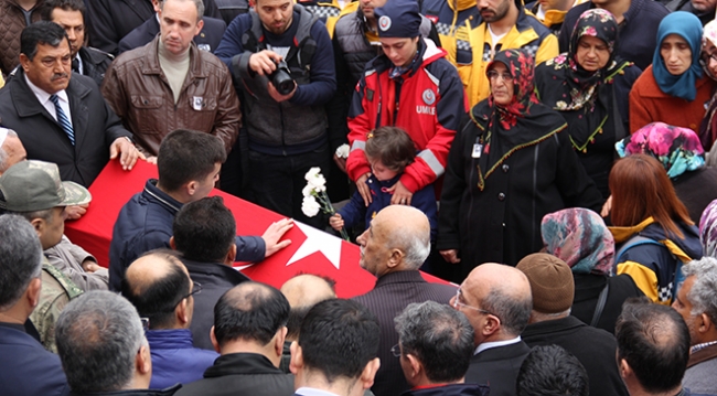 Paramedik Büşra, gözyaşlarıyla son yolculuğuna uğurlandı