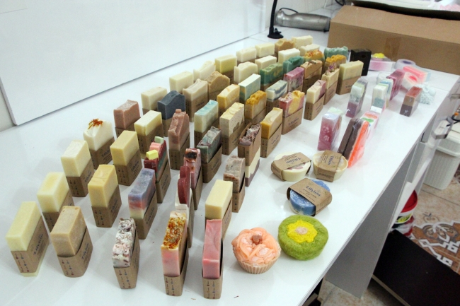 Evinde ürettiği 80 çeşit sabunu dünyaya pazarlıyor