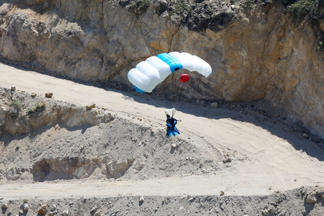 Yarasa adamlar nefes kesti