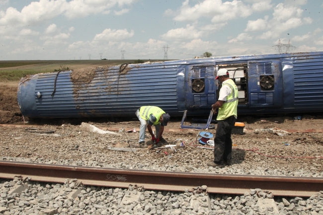 Çorlu'da tren kazasında devrilen vagonlar kaldırılıyor