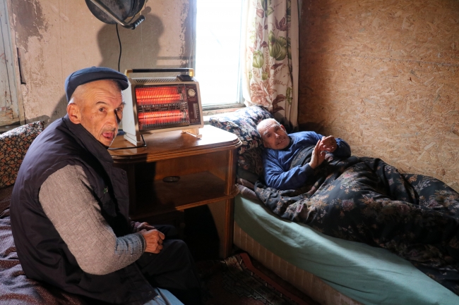 75 yaşındaki Akalan hayatını engelli kardeşlerine adadı