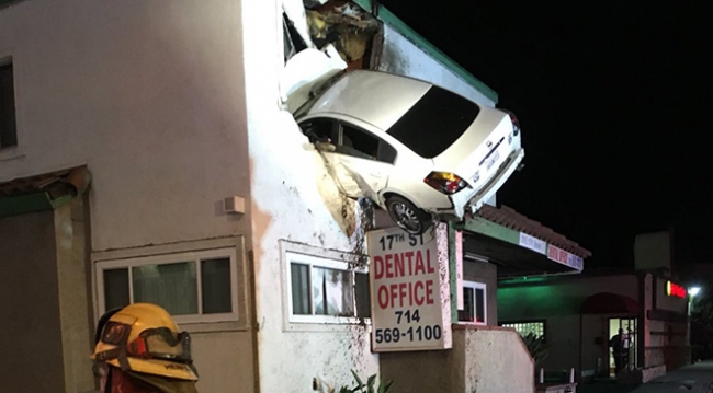 ABD’de aşırı hızla giden araç binanın ikinci katına girdi