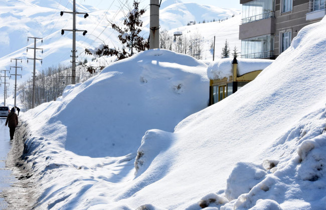 Bitlis'te kar çalışmalarında 2 bin 500 kamyon kar taşındı
