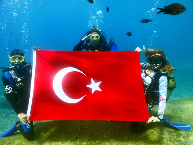 30 Ağustos Zafer Bayramını su altında kutladılar