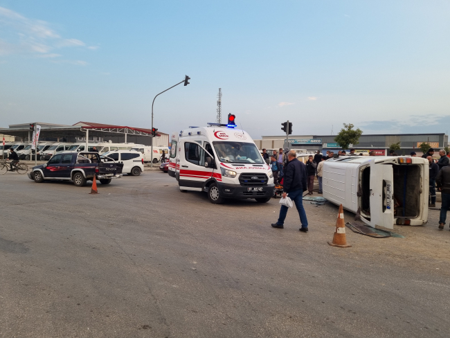 Adana'da kamyonet ve minibüs çarpıştı: 10 kişi yaralandı