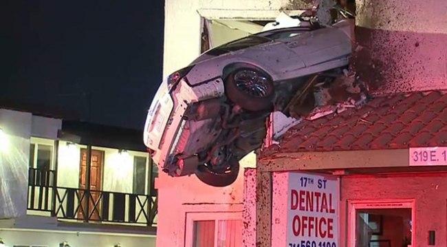 ABD’de aşırı hızla giden araç binanın ikinci katına girdi