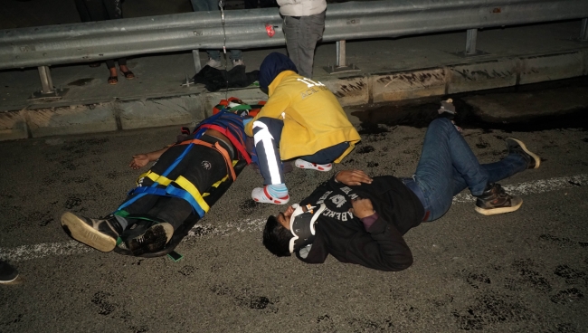 Göçmenleri taşıyan otomobil bariyerlere çarptı: 8 yaralı