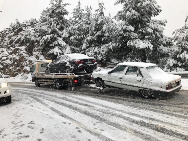 Antalya-Konya kara yolunda araçlar yolda kaldı