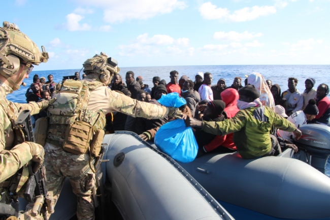 TCG GAZİANTEP fırkateyninde görevli ekip düzensiz göçmenlere yardım etti