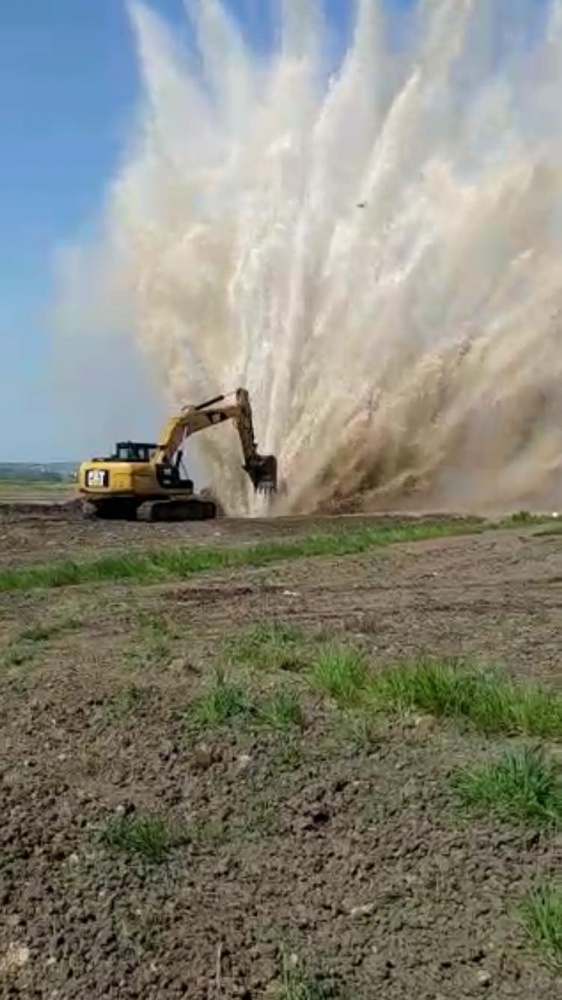 Tahliye hattında patlayan borudan çıkan su metrelerce yükseğe fışkırdı